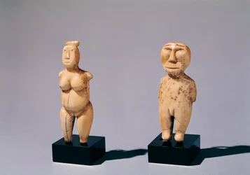 Due statuette di un uomo e una donna, dallo Stretto di Bering