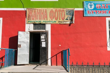 Una scena nella città di Ölgii, capitale del Bayan-Ölgii Aimag della Mongolia, 2016 (foto)