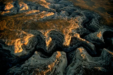 Vista aerea di una mesa arida nello Utah - Grand Gulch ha fornito acqua a numerosi piccoli...