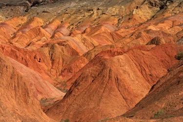 Vicino alle rocce colorate vicino al campeggio a Wu Cai Wan nel deserto del Gobi, Xinjiang, 2007 (foto)