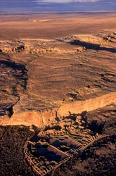 Nel profondo dei deserti remoti del nord-ovest del New Mexico si trovano le estese rovine di...