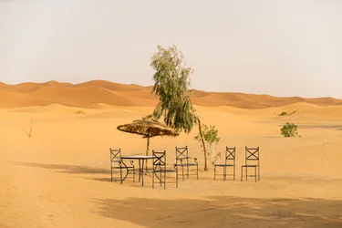 Scene del deserto vicino a un hotel a Erg Chebbi, Merzouga, Marocco, 2014 (foto)