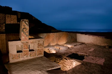 Scene notturne a El Brujo del "Rinconcito Gringo", con le quattro sepolture, 2005 (foto)