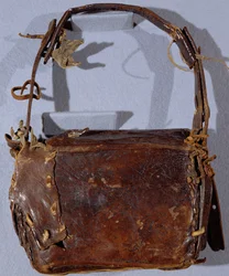 MS CCC 282 La borsa o budget del Corpus Christi, vista dal retro, irlandese, c.1120-30