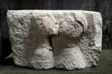 Arte iberica: il Bacio di Osuna (Beso de Osuna) Alto rilievo in calcare che rappresenta un uomo e una donna che si baciano - Età del Ferro II, Dim. 13,5x24x20 cm - Madrid, Museo Archeologico Nazionale