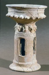 Supporto per bruciare incenso trovato nelle colline vicino a Hebron, Israele, c.9°-8° secolo a.C.