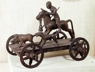 Età del ferro: carro miniaturistico in bronzo di Mérida raffigurante una scena di caccia al cinghiale. Da Mérida, Spagna. Dimensioni: 0,12x0,28 m. Saint-Germain-en-Laye, Museo nazionale di archeologia