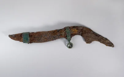 Grande coltello con resti di fodero, probabilmente da Sopron, Ungheria, Età del Ferro