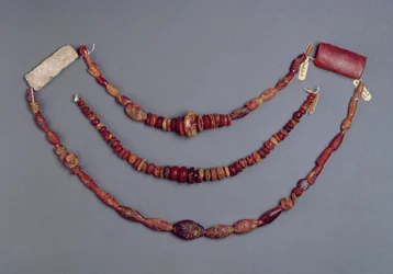 Tre fili di perle da Hallstatt, Austria, 700-500 a.C. (ambra)