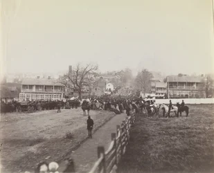 Processione di truppe e civili verso la dedicazione del Soldiers