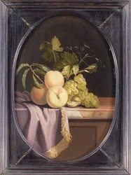 Pesche, uva e noci su un ripiano drappeggiato