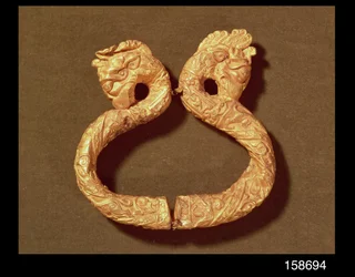 Bracciale con due teste di mostro, XIV-XV secolo