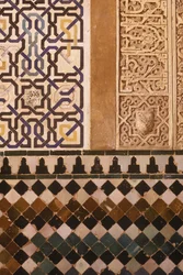 Dettaglio del design delle piastrelle nel patio de Mexuar