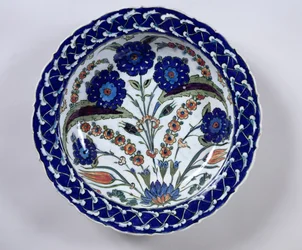 Piatto con decorazione floreale, Iznik