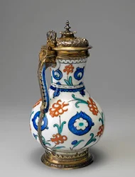Brocca in fritware, periodo ottomano (ceramica smaltata con argento dorato)