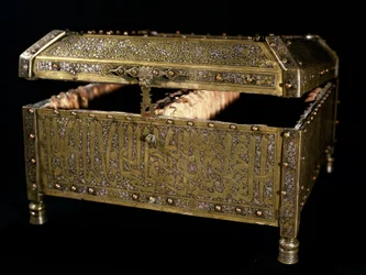 Arte islamica: cassa usata per conservare il Corano in bronzo con intarsi in argento. Arte mamelucca del XIV secolo