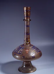 Arte islamica: bottiglia con lungo collo di vetro smaltato del Vice Re Tuquztemur. 1345 circa. dall