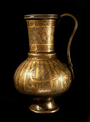 Arte islamica: caraffa con intarsi in argento e scrittura araba. Manifattura mamelucca del XIV secolo