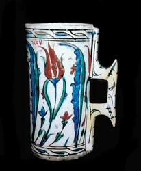 Arte islamica: brocca in ceramica realizzata in Anatolia (Turchia). XVII secolo. Il Cairo, Museo di Arte Islamica