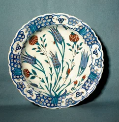 Arte islamica: piatto in ceramica decorato di Iznik (attuale Nicea) in Turchia. XVI secolo