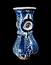 Arte islamica dei Mamelucchi: ceramica con sfondo blu