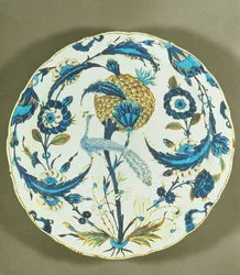 Piatto di Iznik dipinto con un pavone appollaiato tra i fiori, Turchia, ca. 1550-55