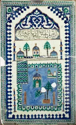 Arti orientali: piastrelle di ceramica che decorano edifici con la mezzaluna, emblema dell