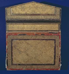 Faccia esterna di una custodia del Corano con design eslimi dorato della sura 56 in thulth