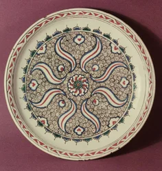 Piatto decorato con un motivo a fiamma, Iznik, dalla Turchia