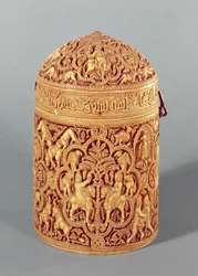 Pisside con un rilievo che raffigura i piaceri della vita cortese, con il nome Al-Mughira, figlio del Califfo Abd-al-Rahman III, Periodo Omayyade, da Cordoba, c.968 d.C.