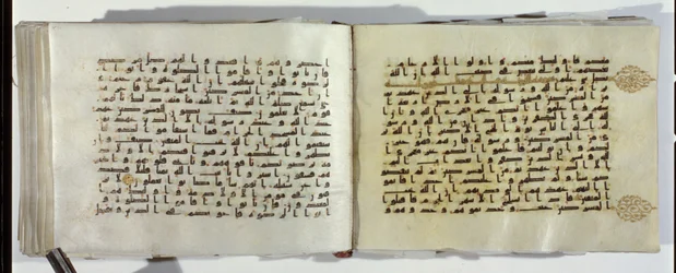 Due pagine di un manoscritto del Corano scritte in cufico orientale