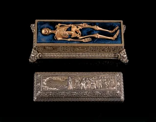 Scheletro umano in miniatura e sarcofago