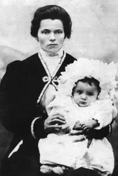 Benito Mussolini da bambino con sua madre Rosa Maltoni - 1884 - Benito Mussolini (1883-1945) tra le braccia di sua madre Rosa Maltoni.