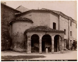 Chiesa di Santa Maria in Cosmedin o Battistero degli Ariani, Ravenna, Emilia-Romagna, Italia, fotografia di Pietro Poppi, Bologna, ca 1900