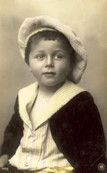 Ragazzo carino con cappello floscio