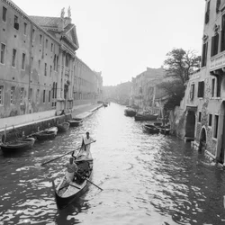 Gondolieri su un canale a Venezia
