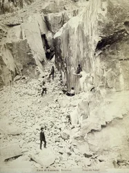 Gruppo di cavatori al lavoro in una delle cave di Ravaccione, c.1890-1900