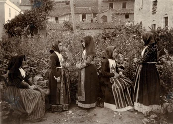 Gruppo di donne con costumi tradizionali in giardino, Sardegna, Italia