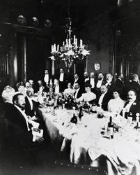 Pranzo a Casa Sonzogno, tra gli ospiti è possibile riconoscere Francesco Cilea, Pietro Mascagni, Umberto Giordano, Carlo Romussi, Arturo Colautti, Amintore Galli ed Edoardo Sonzogno, Milano