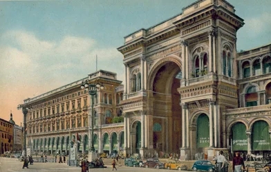Milano / Milan: Piazza del Duomo, Ingresso Galleria (colour photo)