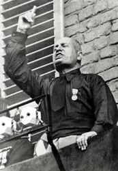 Mussolini in camicia nera
