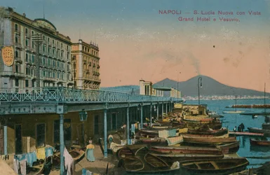 Napoli - vista del Grand Hotel Santa Lucia e del Vesuvio