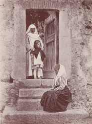 Sicilia: Al Portale del Convento (foto b/n)