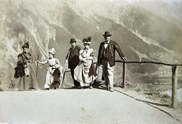 Turisti in montagna, Italia, c.1895