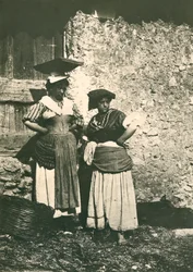Due contadini della campagna romana in abiti tradizionali, Italia, 1910 ca.