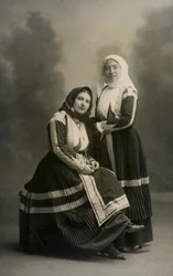 Due donne in costume tradizionale, Fonni, Sardegna, Italia, 1915 ca.