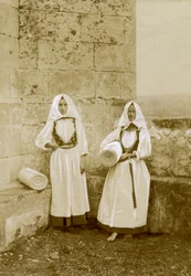 Due donne in costume tradizionale, venditori di orbace (lana di pecora sarda), Sardegna, Italia, 1915 ca.