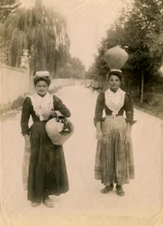 Due giovani donne con orci di terracotta, Roccaraso, Abruzzo, Italia, 1905 ca.