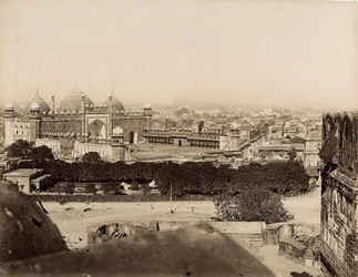 Veduta della città di Agra e della Moschea Moti (Forte di Agra), c.1890
