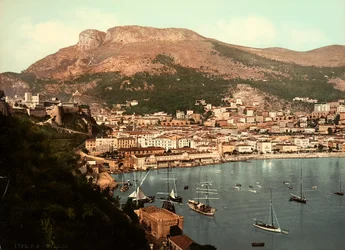 Veduta della città di Monaco, di fronte alla baia omonima, nel Principato di Monaco, in Francia